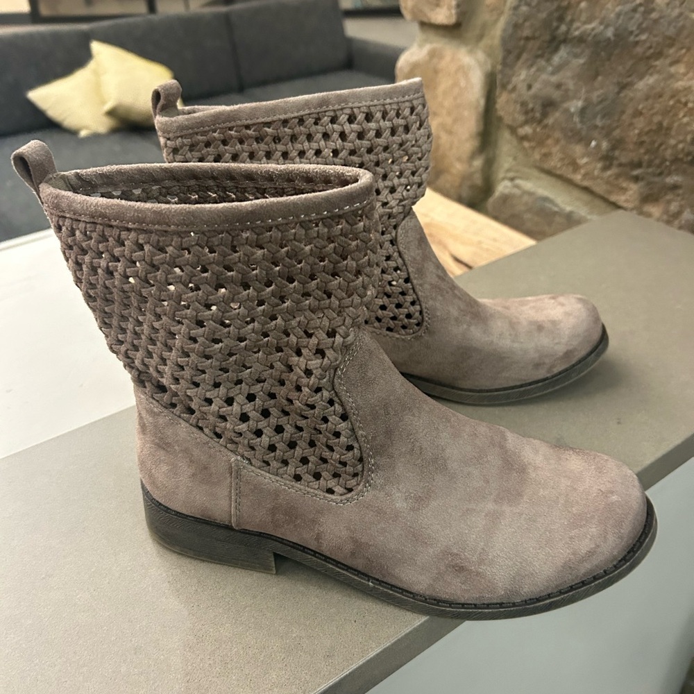 Booties Stylish Women's Taupe Ankle Booties 10 MUDD Excellent shape